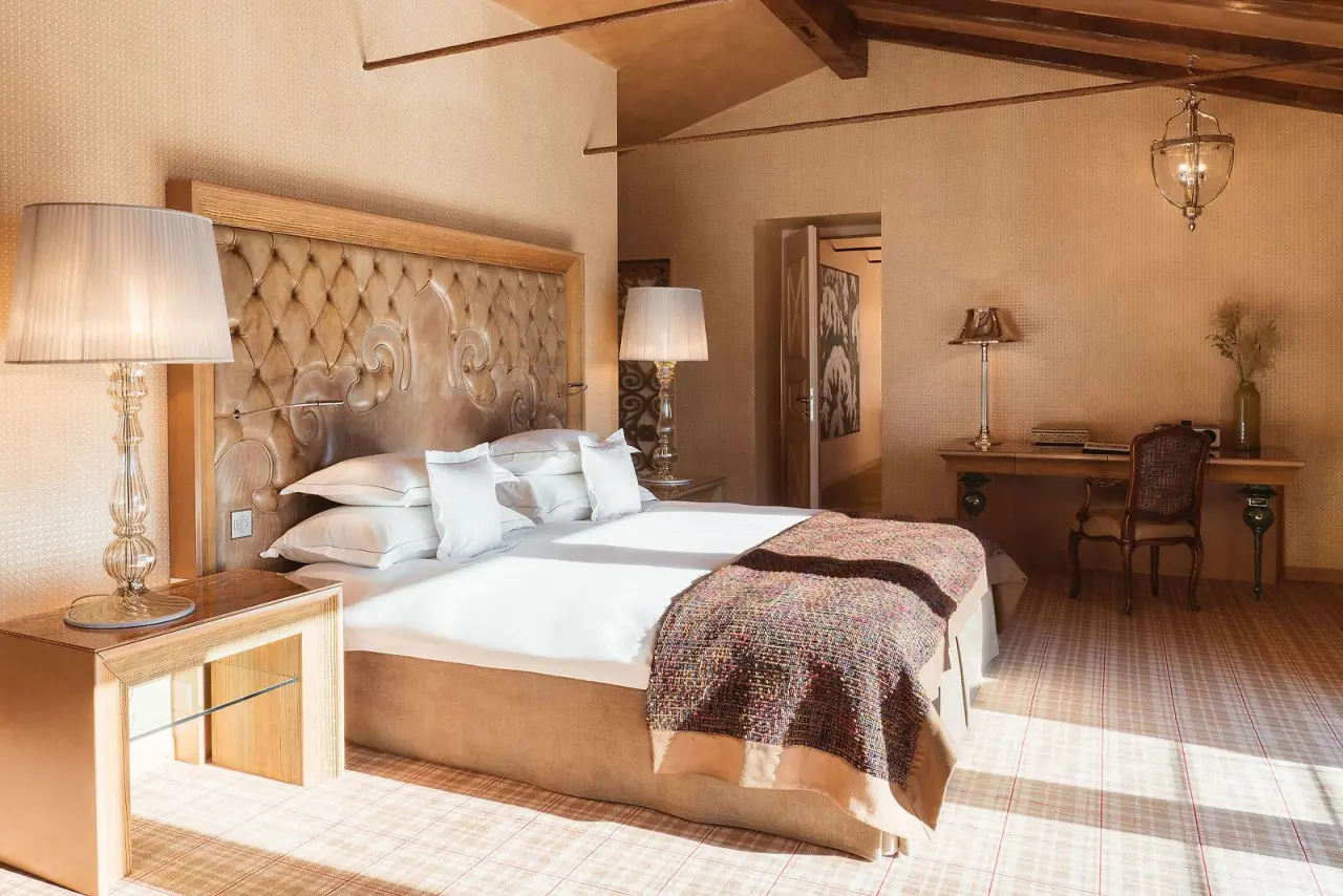 Carlton Hotel in St. Moritz – Komfortables Doppelzimmer mit Holzbalken und elegantem Design | Wellnesshotel Engadin