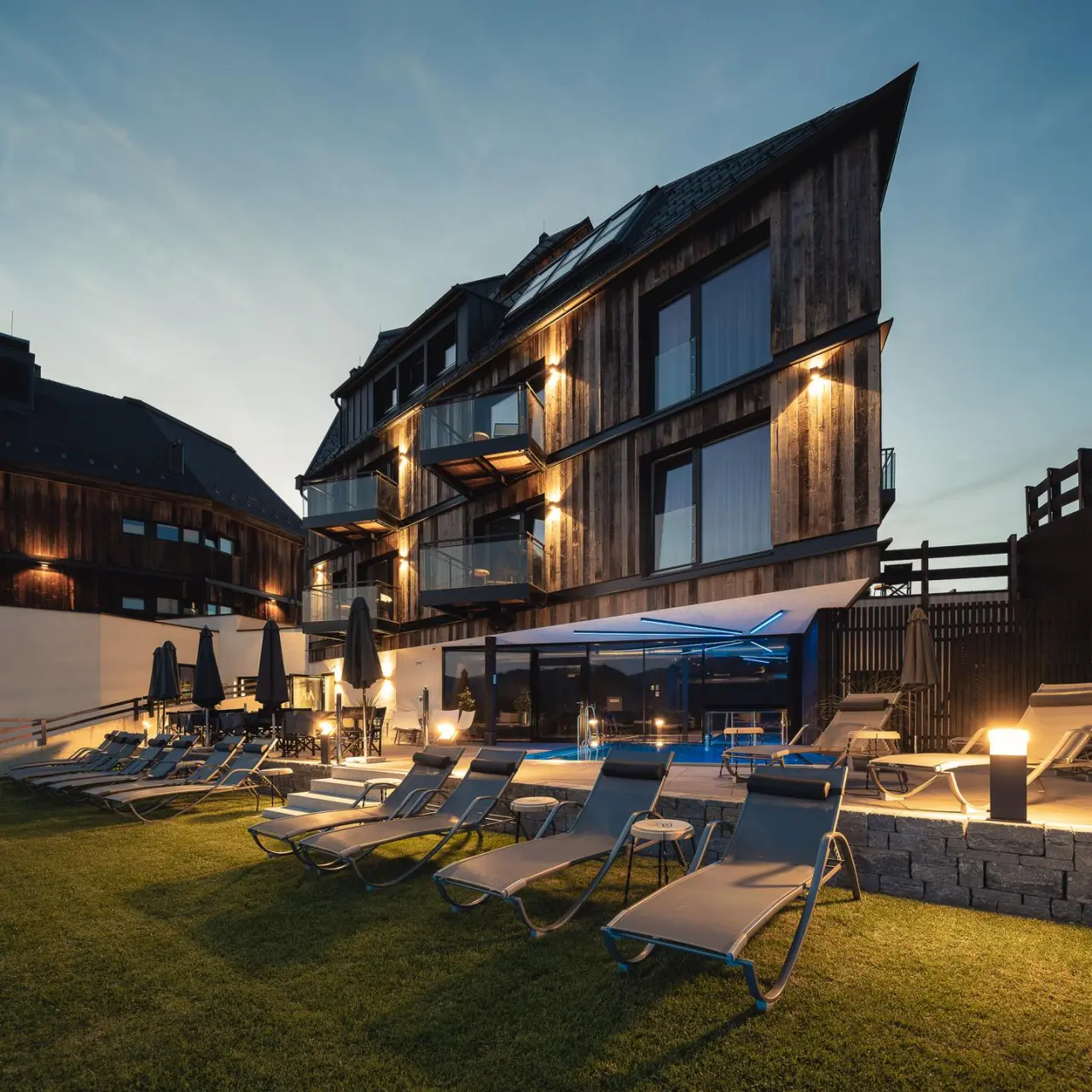 Das Marent in Fiss – Moderne Hotelarchitektur mit Liegewiese und Poolbereich | Wellnesshotel Tirol