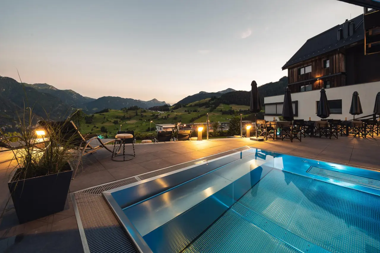 Das Marent in Fiss – Beheizter Außenpool mit Bergblick bei Sonnenuntergang | Wellnesshotel Tirol