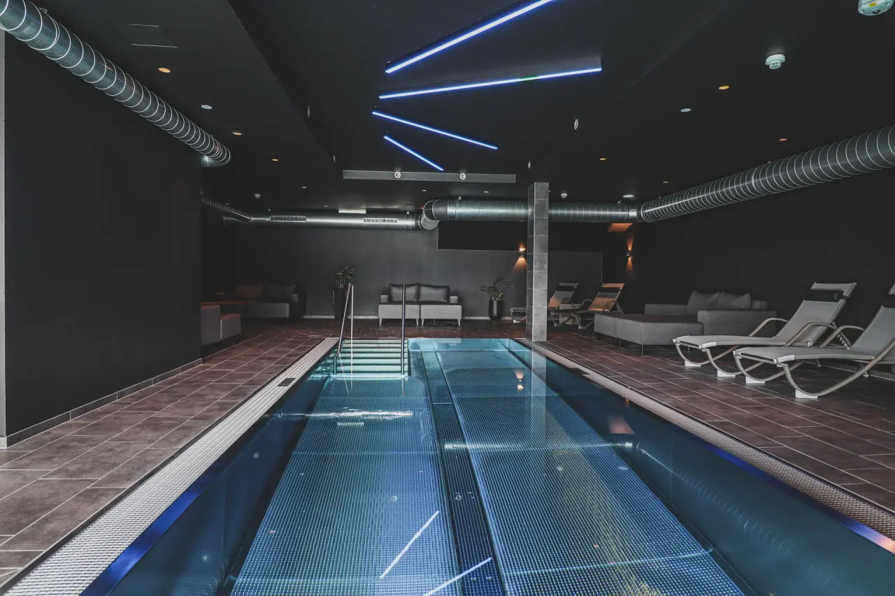 Das Marent in Fiss – Moderner Innenpool mit dunklem Design und Entspannungsbereich | Wellnesshotel Tirol