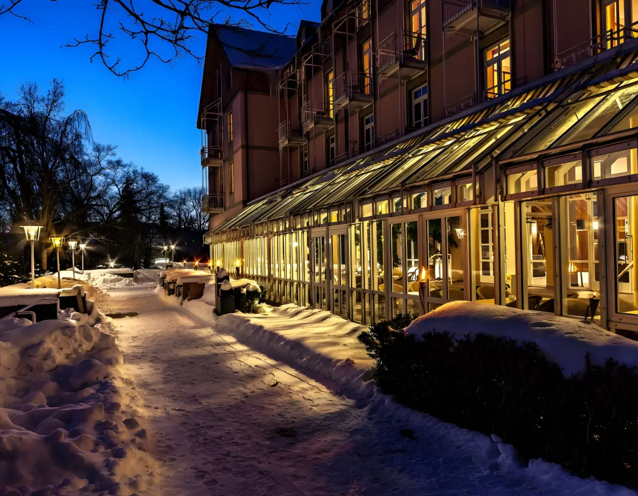 relexa hotel Bad Steben in Bad Steben – Hotelaußenansicht im Winter bei Abenddämmerung | Wellnesshotel Frankenwald