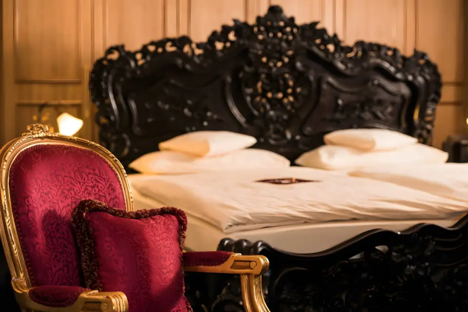Hotel Prinz-Luitpold-Bad in Bad Hindelang – Detailansicht eines Hotelzimmers mit Barockbett | Wellnesshotel Allgäu