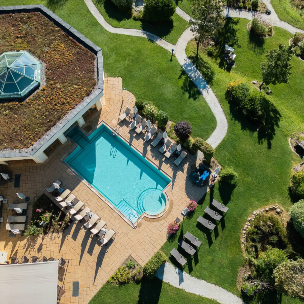 Relais & Chateaux Hotel Singer in Berwang – Luftaufnahme des Außenpools und der Gartenanlage | Wellnesshotel Tirol