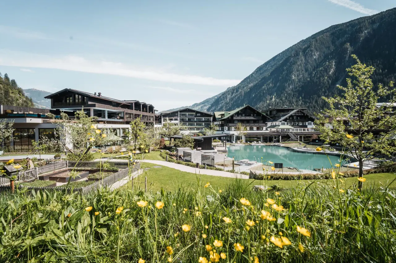 Neuhaus Zillertal Resort in Mayrhofen – Gesamtansicht mit Außenpool und Bergpanorama | Wellnesshotel Zillertal