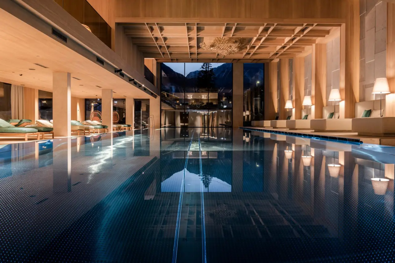 Neuhaus Zillertal Resort in Mayrhofen – Moderner Innenpool mit Bergblick | Wellnesshotel Zillertal