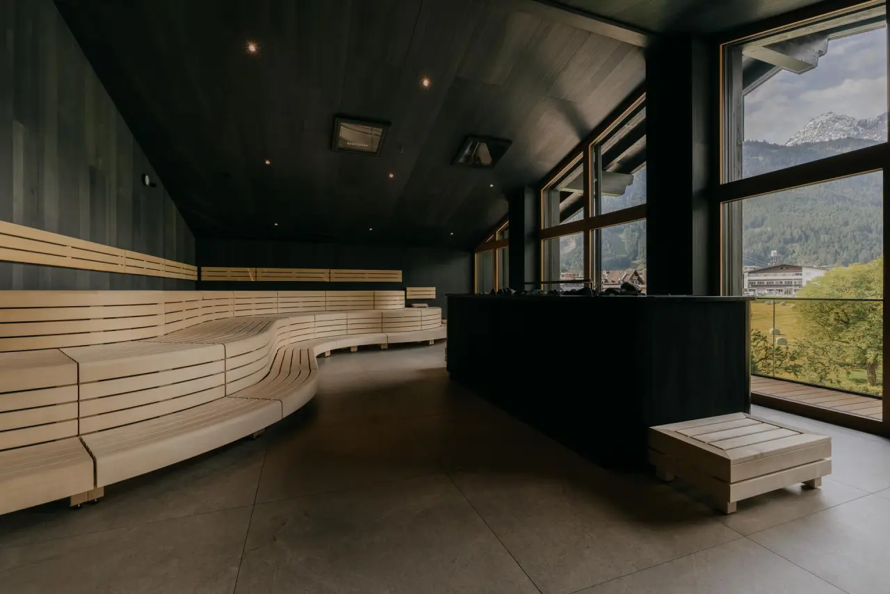 Neuhaus Zillertal Resort in Mayrhofen – Panorama-Sauna mit Bergblick | Wellnesshotel Zillertal