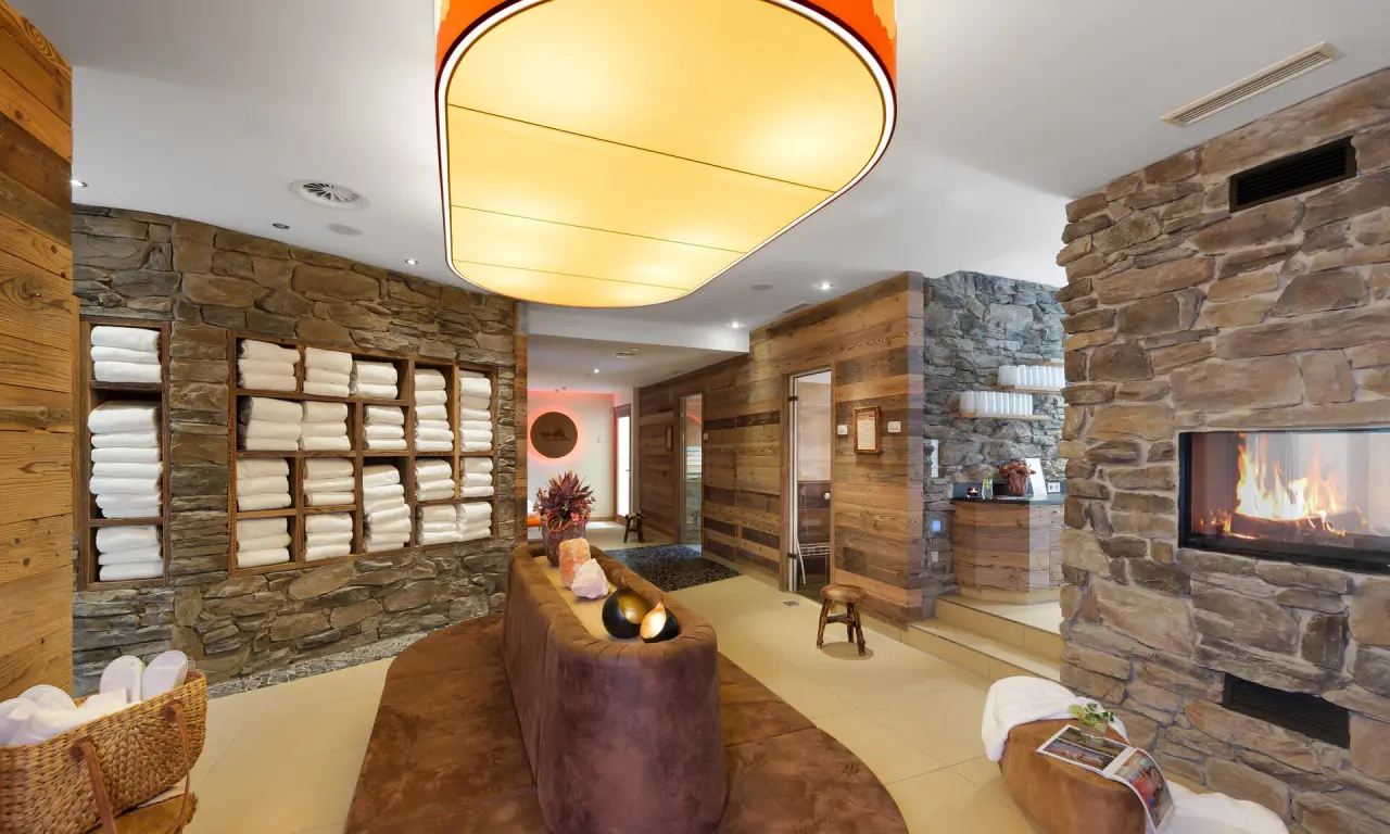 Posthotel Donaustauf in Donaustauf – Gemütlicher Spa-Ruhebereich mit Kamin und Natursteinwänden | Wellnesshotel Bayern