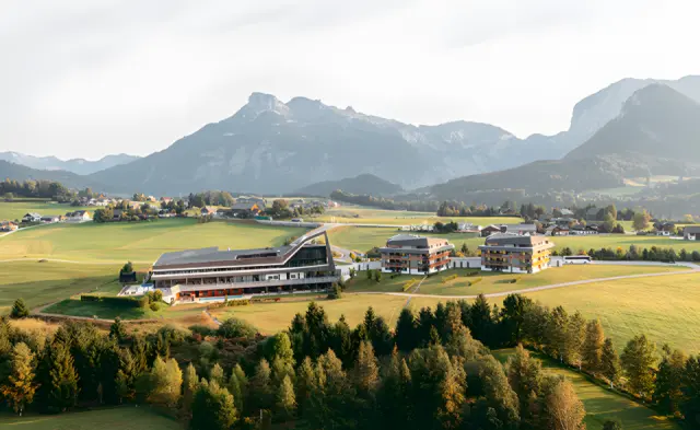 Narzissen Vital Resort in Bad Aussee – Hotelanlage mit Bergpanorama | Wellnesshotel Steiermark