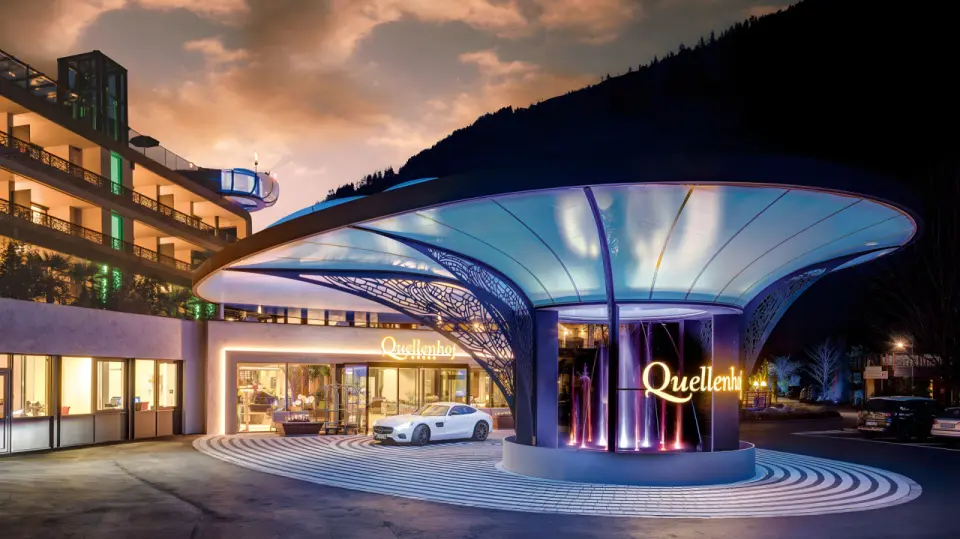 Quellenhof See Lodge in Schenna – Beeindruckende Hotel-Außenansicht bei Dämmerung | Wellnesshotel Südtirol