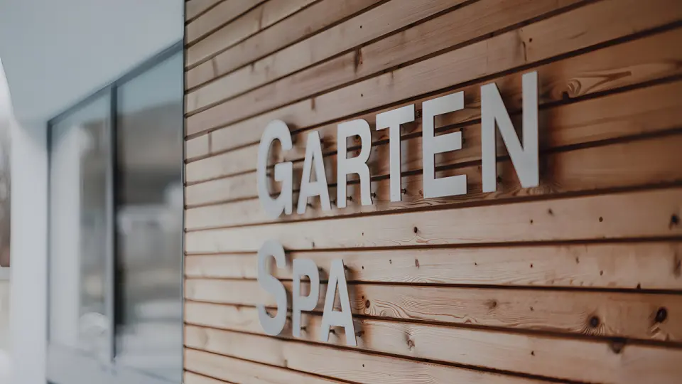 Hotel St. Florian in Frauenau – Beschilderung zum Garten und Spa-Bereich | Wellnesshotel Bayerischer Wald