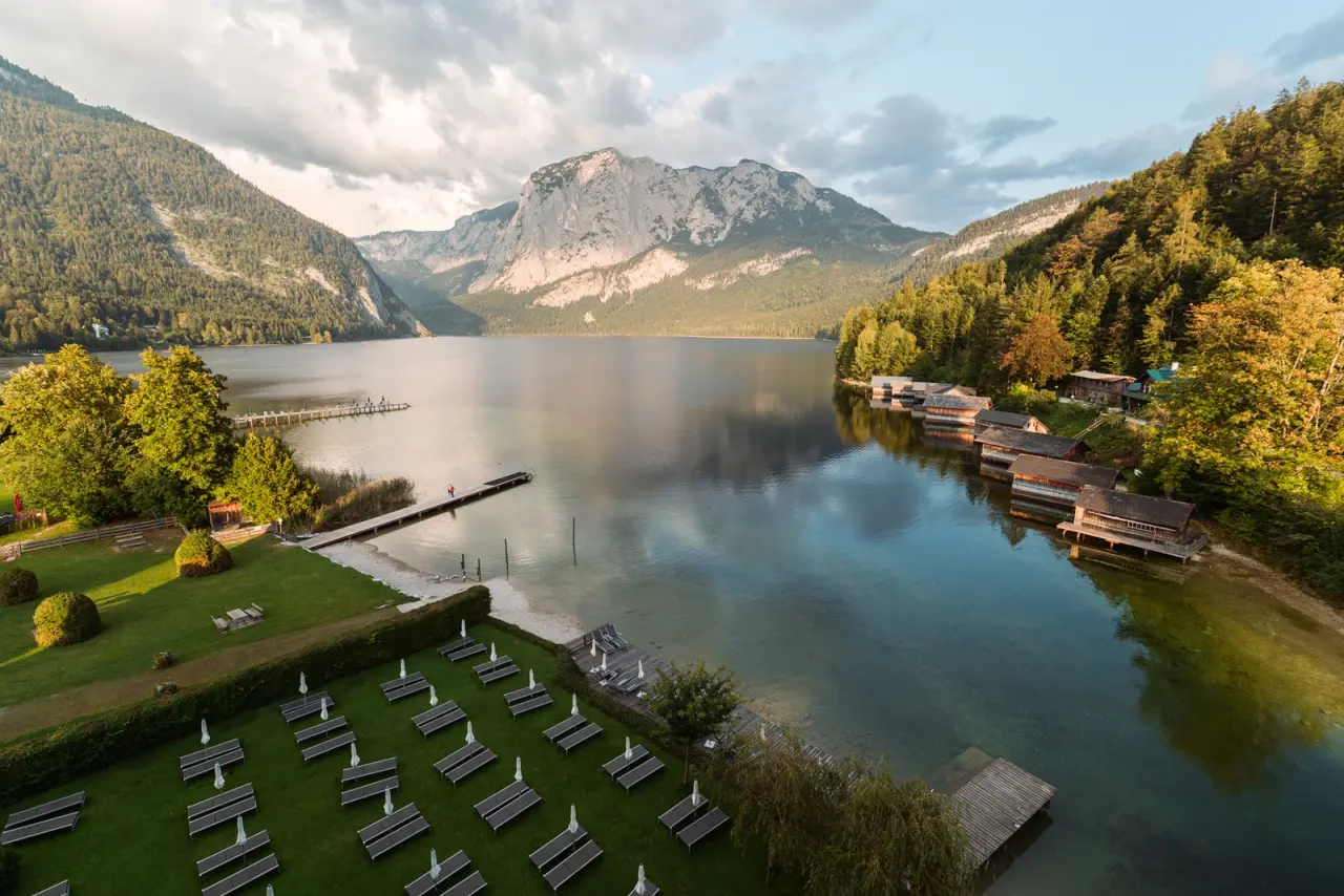 Romantik Hotel Seevilla in Altaussee – Panoramablick auf den Altausseer See mit Liegewiese | Wellnesshotel Salzkammergut
