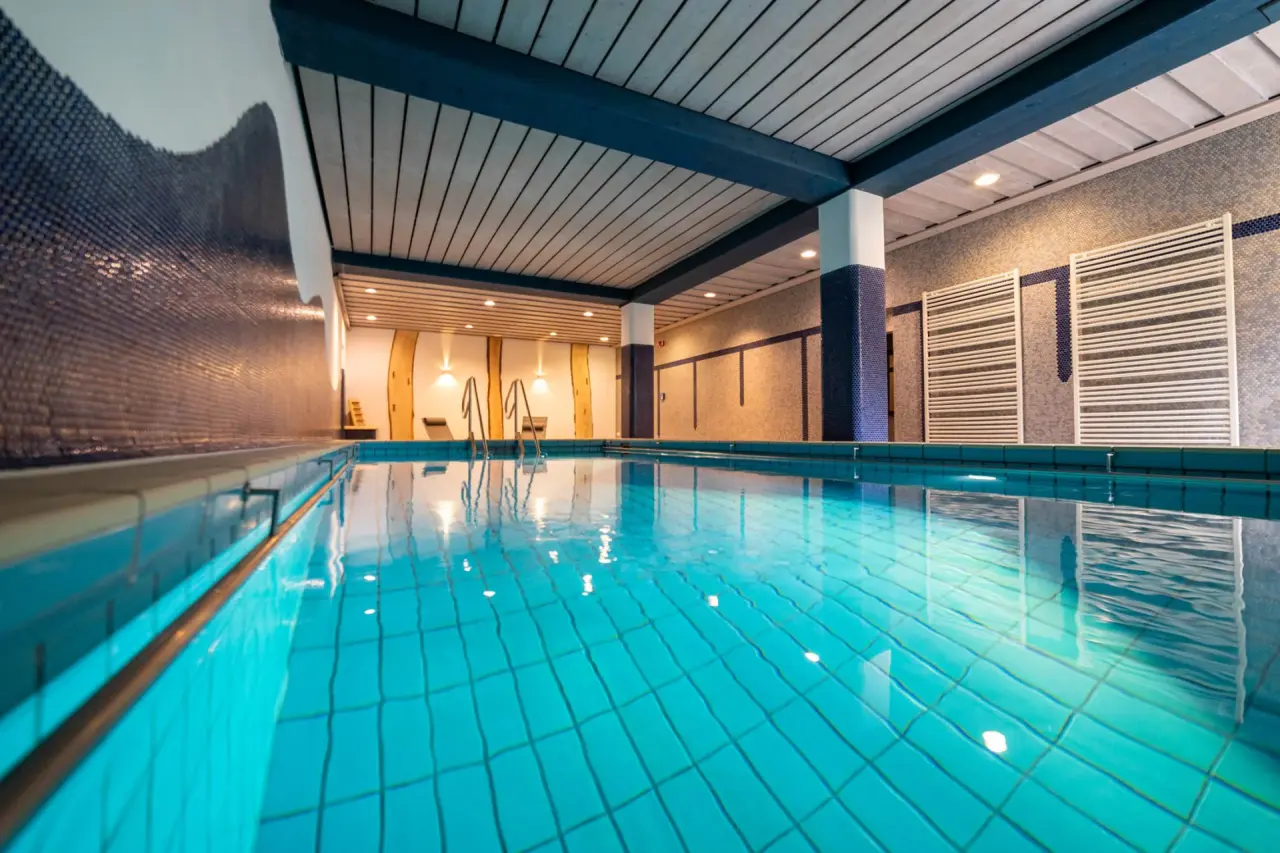 Parkhotel Sonnenhof in Oberammergau – Innenpool mit blauen Fliesen und entspannender Atmosphäre | Wellnesshotel Ammergauer Alpen