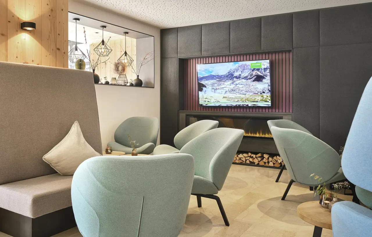 Hotel Matschner in Ramsau am Dachstein – Gemütliche Lobby mit Kamin und modernen Sitzgelegenheiten | Wellnesshotel Steiermark