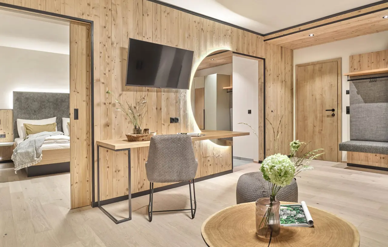 Hotel Matschner in Ramsau am Dachstein – Komfortables Hotelzimmer mit Holzwänden und modernem Design | Wellnesshotel Steiermark