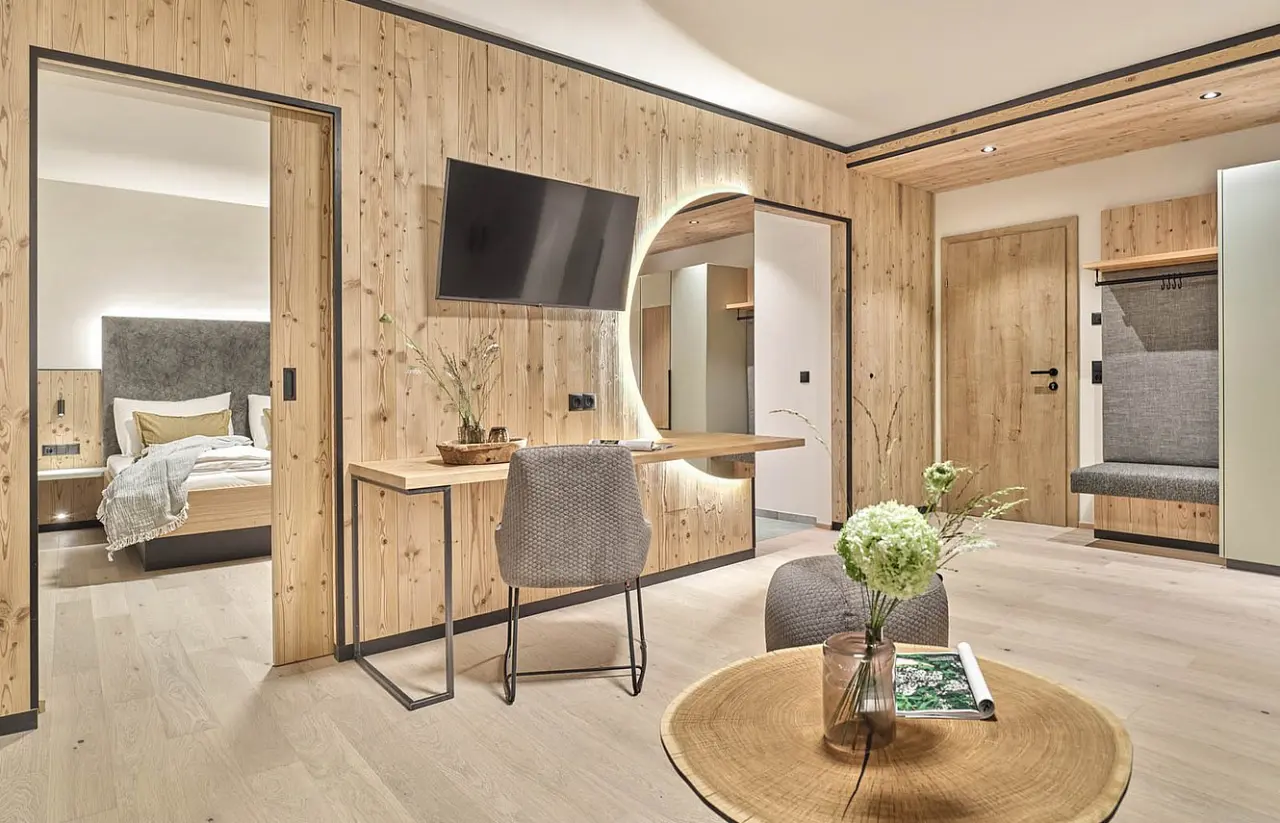 Hotel Matschner in Ramsau am Dachstein – Gemütlicher Fenstersitz im Zimmer mit Blick auf Winterlandschaft | Wellnesshotel Steiermark