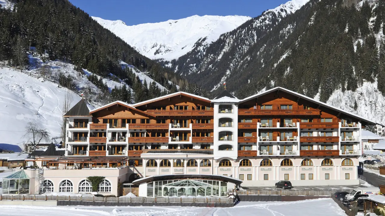 Wellness & Relax Hotel Milderer Hof in Neustift-Milders – Winteransicht mit verschneiten Bergen | Wellnesshotel Stubaital