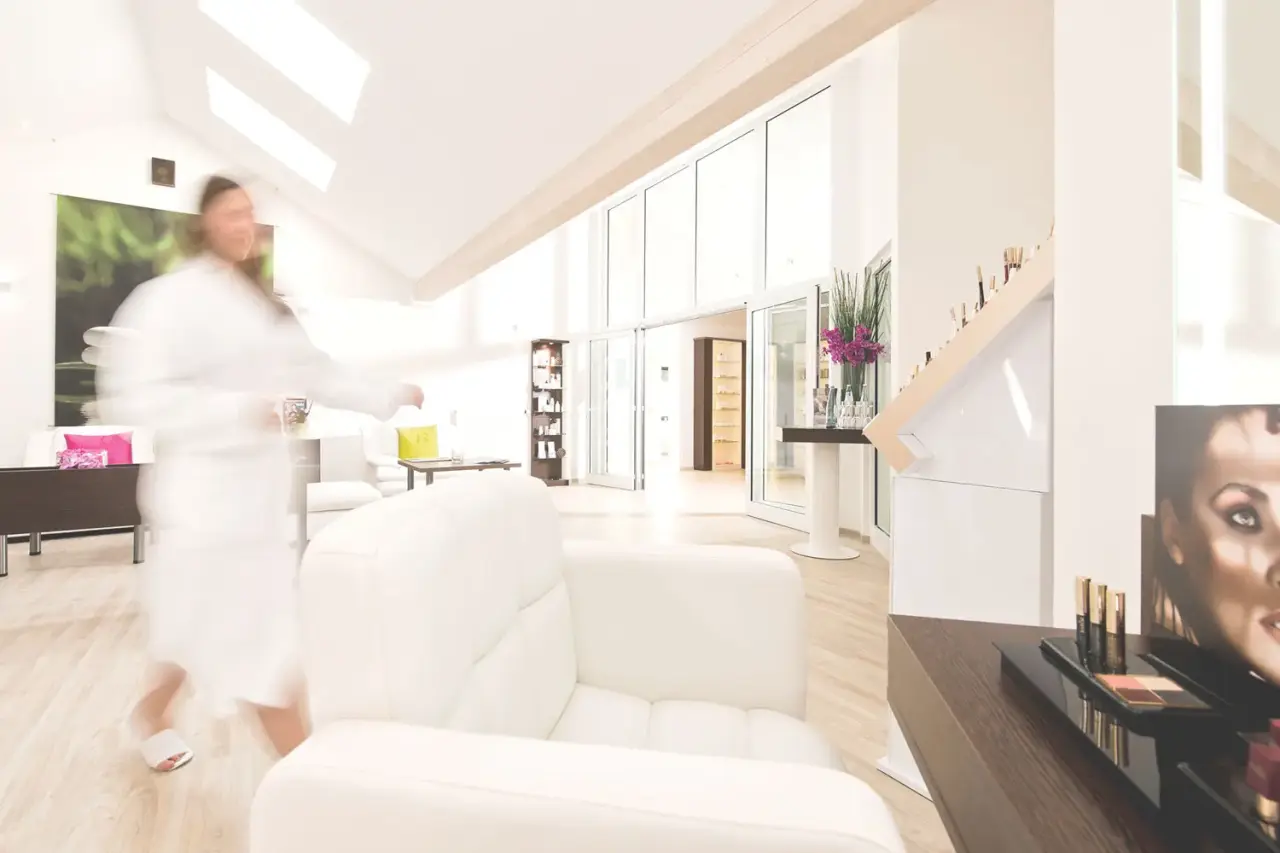 Sporthotel Grafenwald in Daun – Heller Spa-Bereich mit Kosmetikprodukten und Sitzgelegenheiten | Wellnesshotel Eifel
