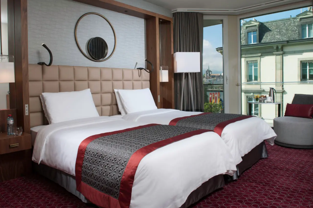 Fairmont Grand Hotel Geneva in Genf – Helles Zweibettzimmer mit Stadtblick | Wellnesshotel Genfersee