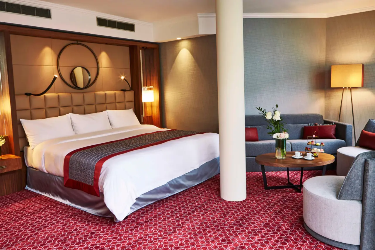 Fairmont Grand Hotel Geneva in Genf – Geräumige Suite mit Schlaf- und Wohnbereich | Wellnesshotel Genfersee