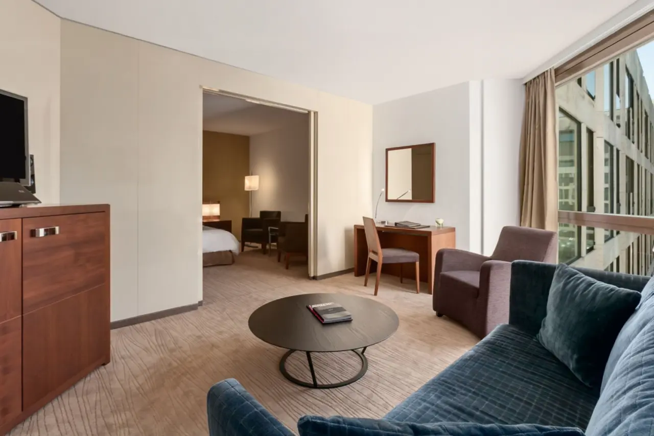 Fairmont Grand Hotel Geneva in Genf – Wohnbereich einer Suite mit separatem Schlafzimmer | Wellnesshotel Genfersee