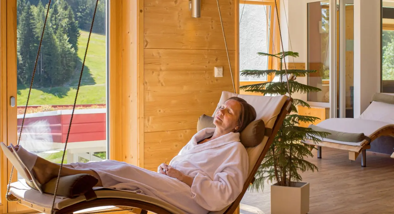 Waldhotel am Notschreipass in Todtnau – Entspannungsbereich mit Gast und Bergblick | Wellnesshotel Schwarzwald