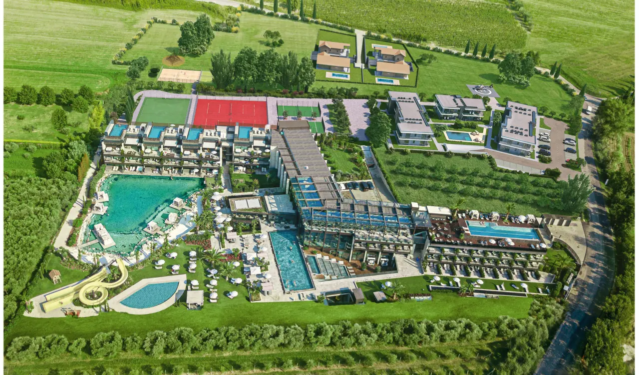 Quellenhof Luxury Resort Lazise in Lazise – Luftaufnahme des gesamten Resort-Areals | Wellnesshotel Gardasee