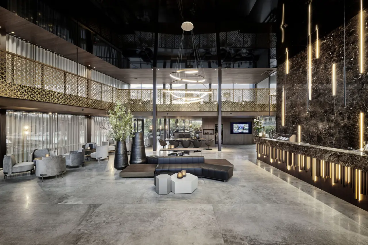 Quellenhof Luxury Resort Lazise in Lazise – Elegante und moderne Lobby mit Rezeption | Wellnesshotel Gardasee