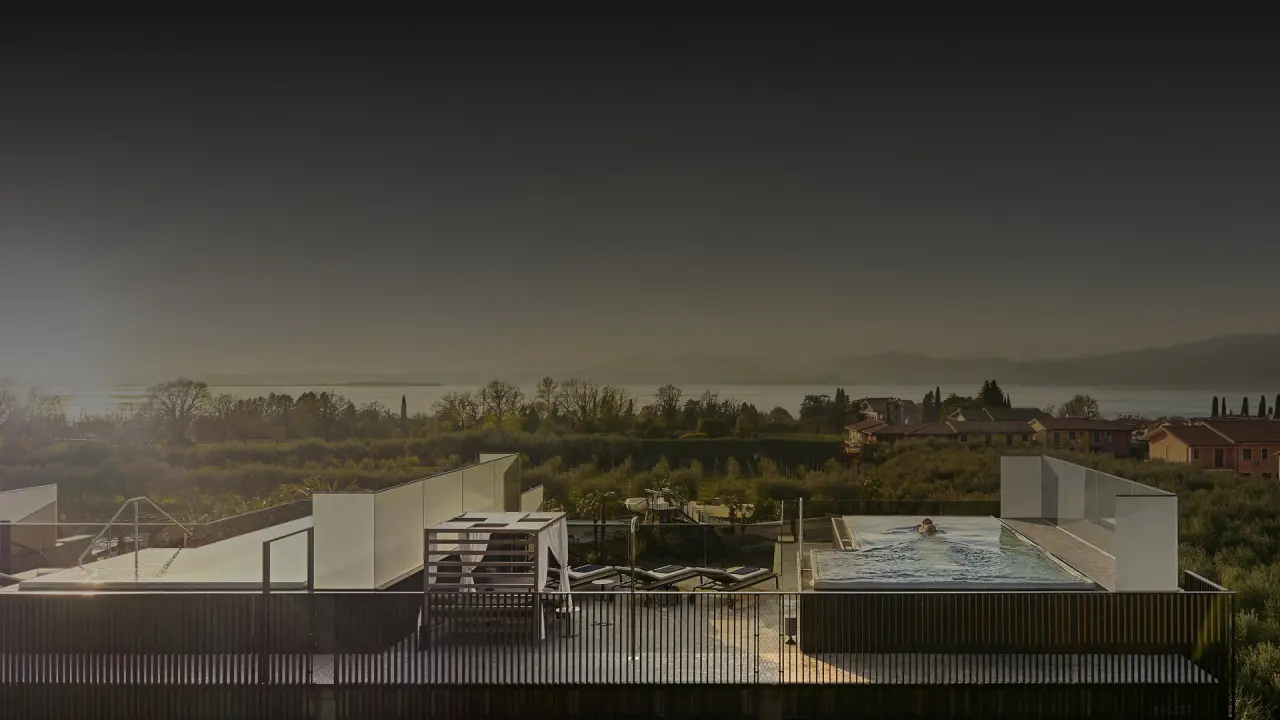 Quellenhof Luxury Resort Lazise in Lazise – Rooftop-Pool mit Panoramablick auf den Gardasee | Wellnesshotel Gardasee
