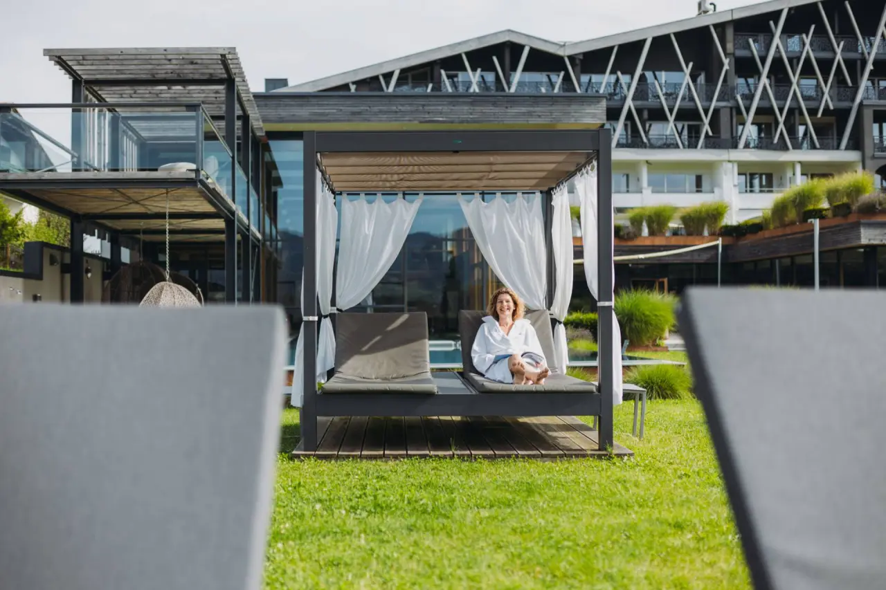 Hotel Rosenalp in Oberstaufen – Entspannende Liege im Gartenbereich | Wellnesshotel Allgäu