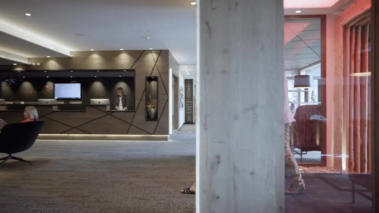 Hotel Rosenalp in Oberstaufen – Moderne Lobby und Empfangsbereich | Wellnesshotel Allgäu