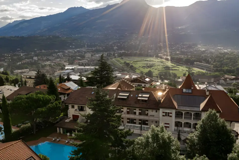 Romantik Hotel & Restaurant Oberwirt in Marling – Panoramablick auf Hotel, Stadt und Berge | Wellnesshotel Südtirol