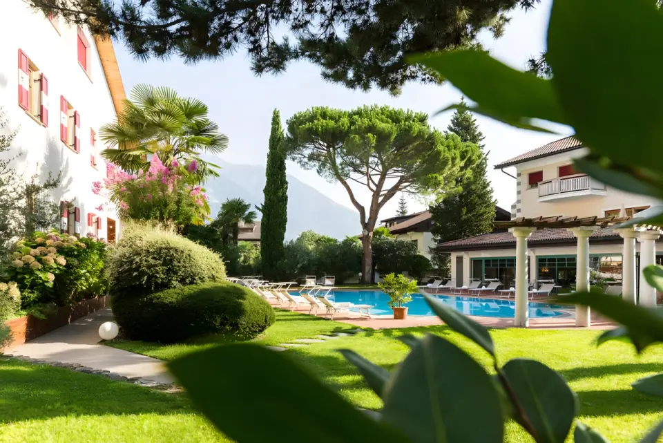 Romantik Hotel & Restaurant Oberwirt in Marling – Sonniger Außenpool im grünen Garten | Wellnesshotel Südtirol
