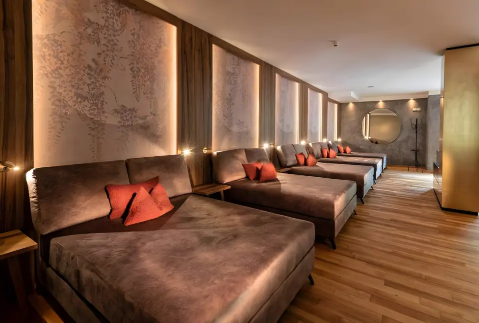 Romantik Hotel & Restaurant Oberwirt in Marling – Moderner Ruheraum mit bequemen Liegen | Wellnesshotel Südtirol