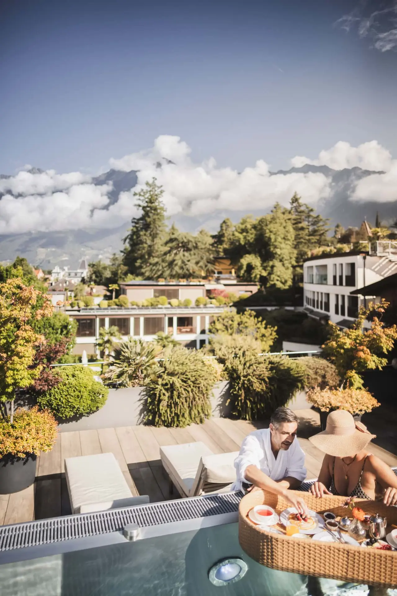 Hotel Ansitz Plantiz in Meran – Frühstück am Rooftop-Pool mit Bergblick | Wellnesshotel Südtirol