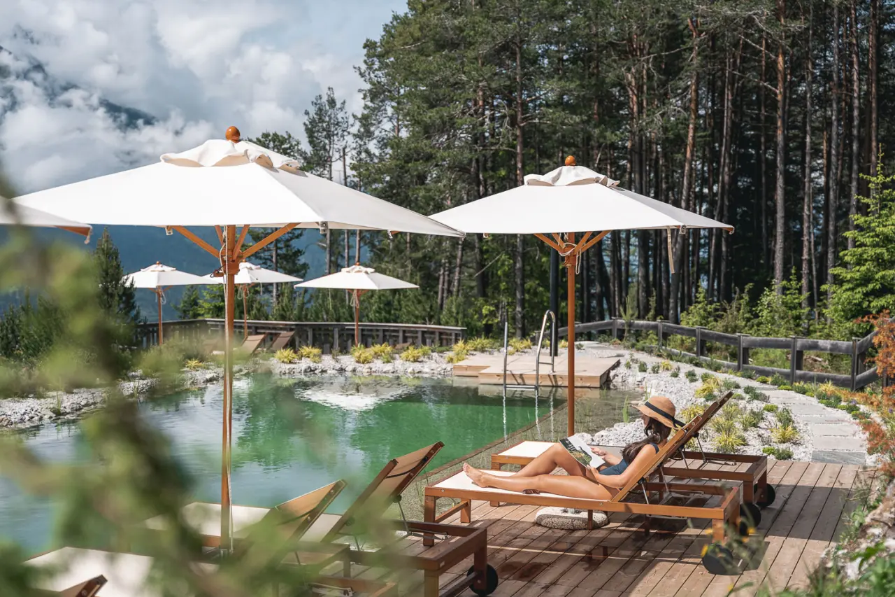 Hotel Nidum in Mösern – Naturbadeteich mit Liegebereich und entspannter Atmosphäre | Wellnesshotel Tirol