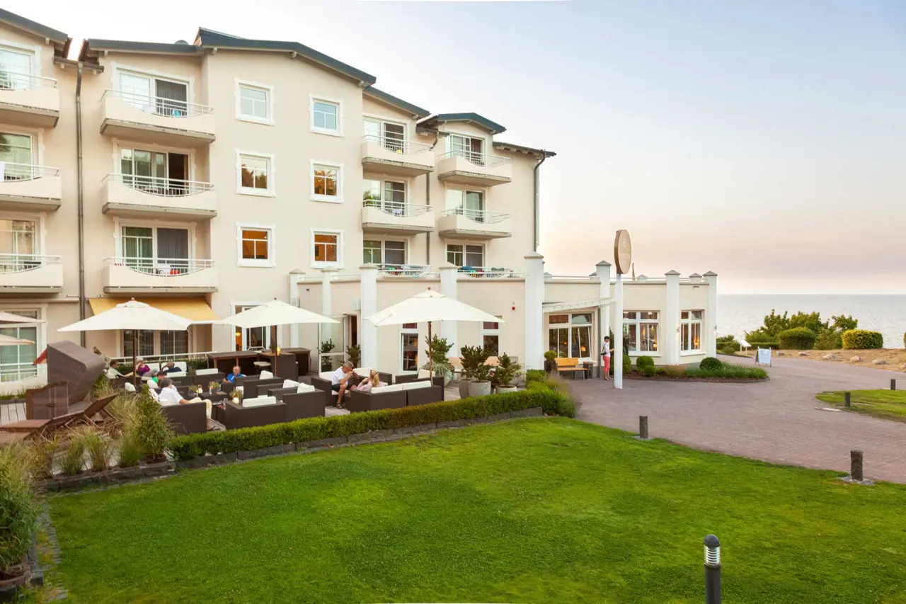 Hotel Bernstein in Ostseebad Sellin – Hotelgebäude mit Terrasse und Meerblick | Wellnesshotel Ostseeküste