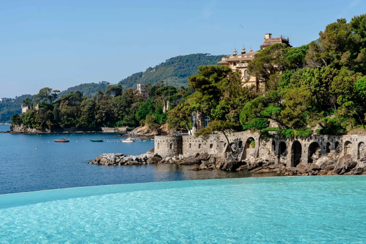 Excelsior Palace Hotel in Rapallo – Infinity-Pool mit Meerblick und Hotelgebäude | Wellnesshotel Ligurien