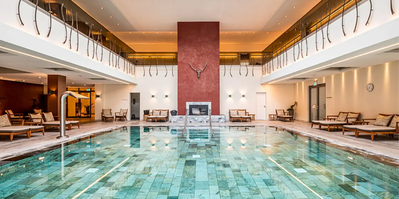 Wald & Schlosshotel Friedrichsruhe in Zweiflingen – Luxuriöser Innenpool mit Ruhebereich | Wellnesshotel Hohenlohe