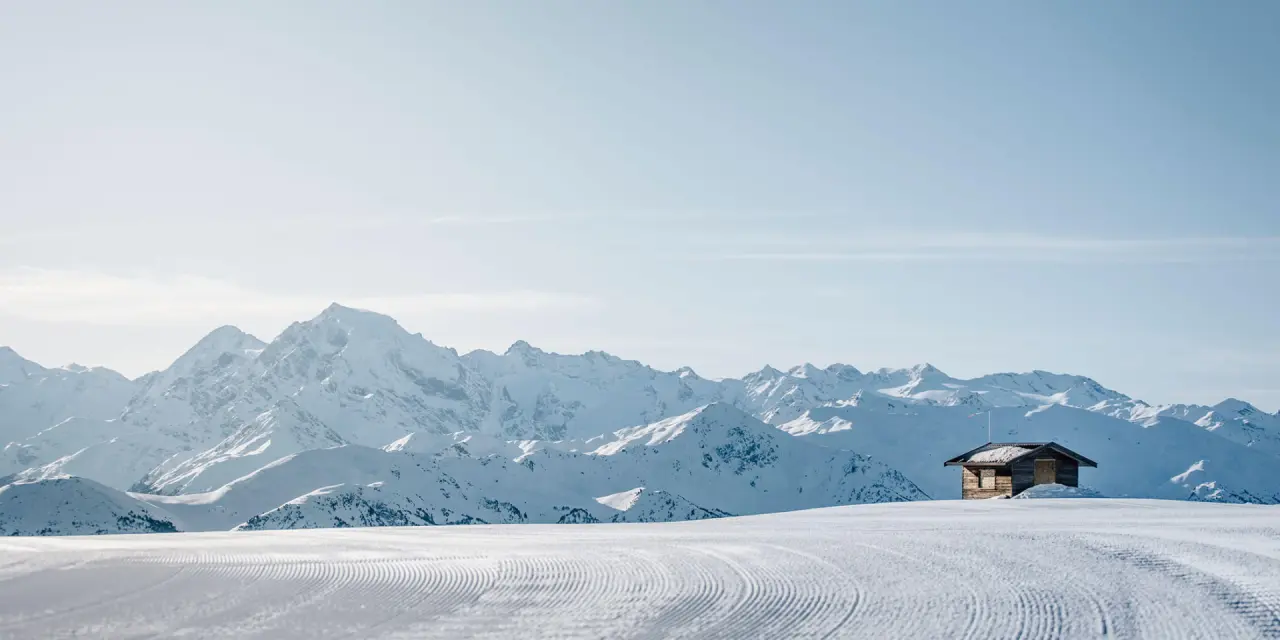 Panoramahotel Watles in Mals – Einsame Berghütte in verschneiter Winterlandschaft | Wellnesshotel Südtirol