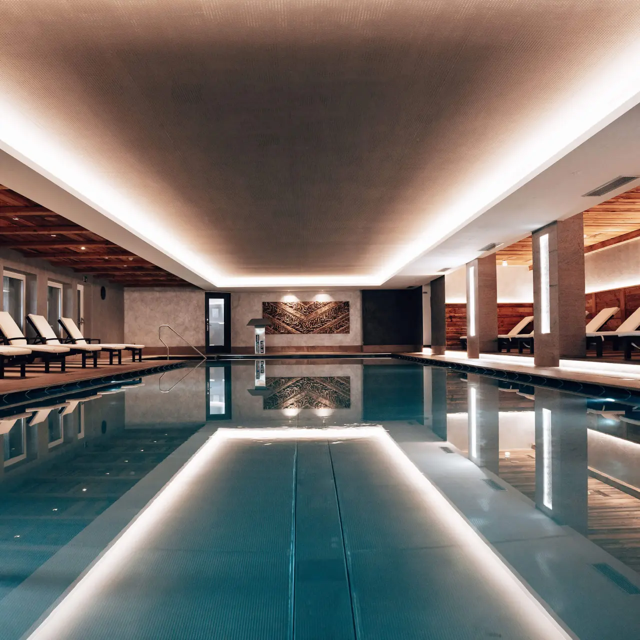 Panoramahotel Watles in Mals – Moderner Innenpool mit stilvoller Beleuchtung | Wellnesshotel Südtirol