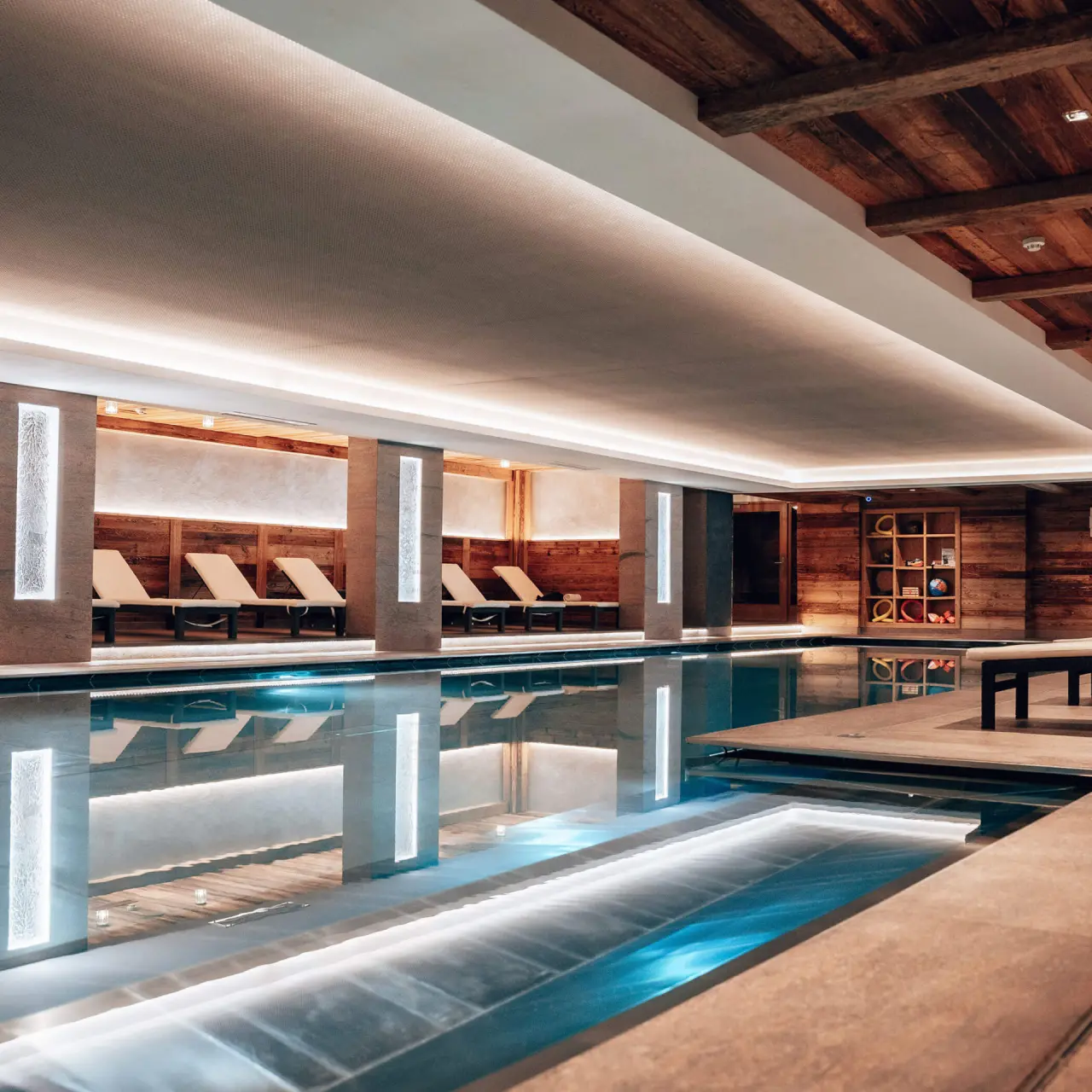 Panoramahotel Watles in Mals – Moderner Innenpool mit stilvoller Beleuchtung | Wellnesshotel Südtirol