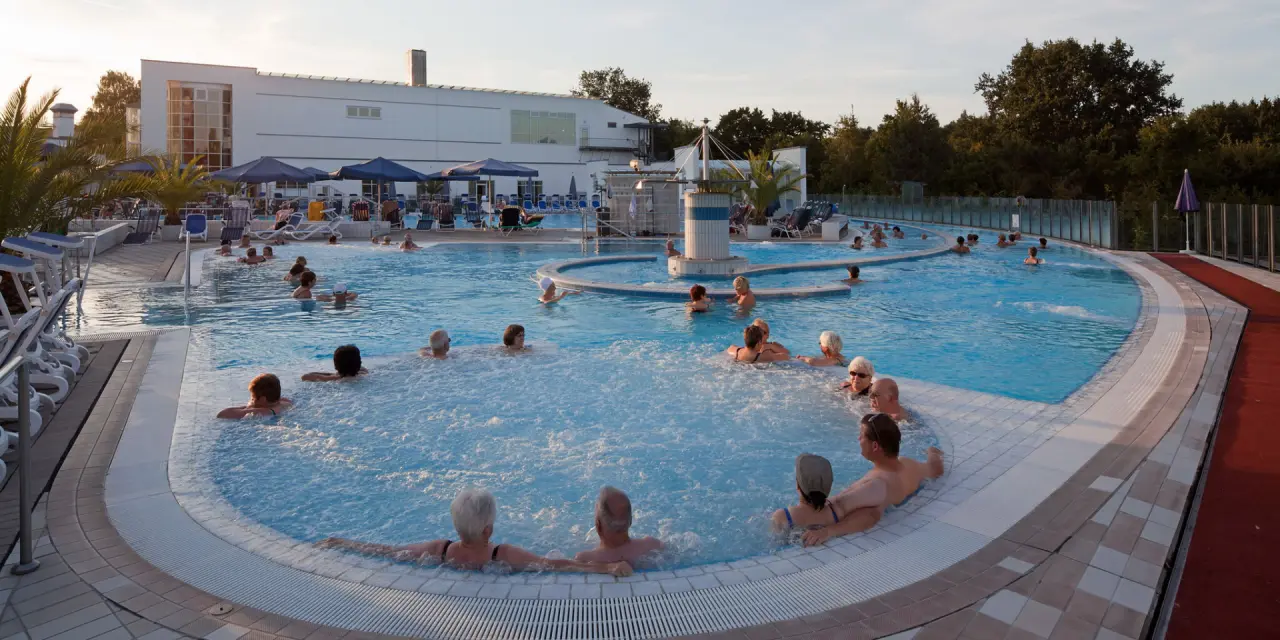 Hotel FrechDachs in Bad Füssing – Außenpoolanlage und Thermalbad | Wellnesshotel Niederbayern