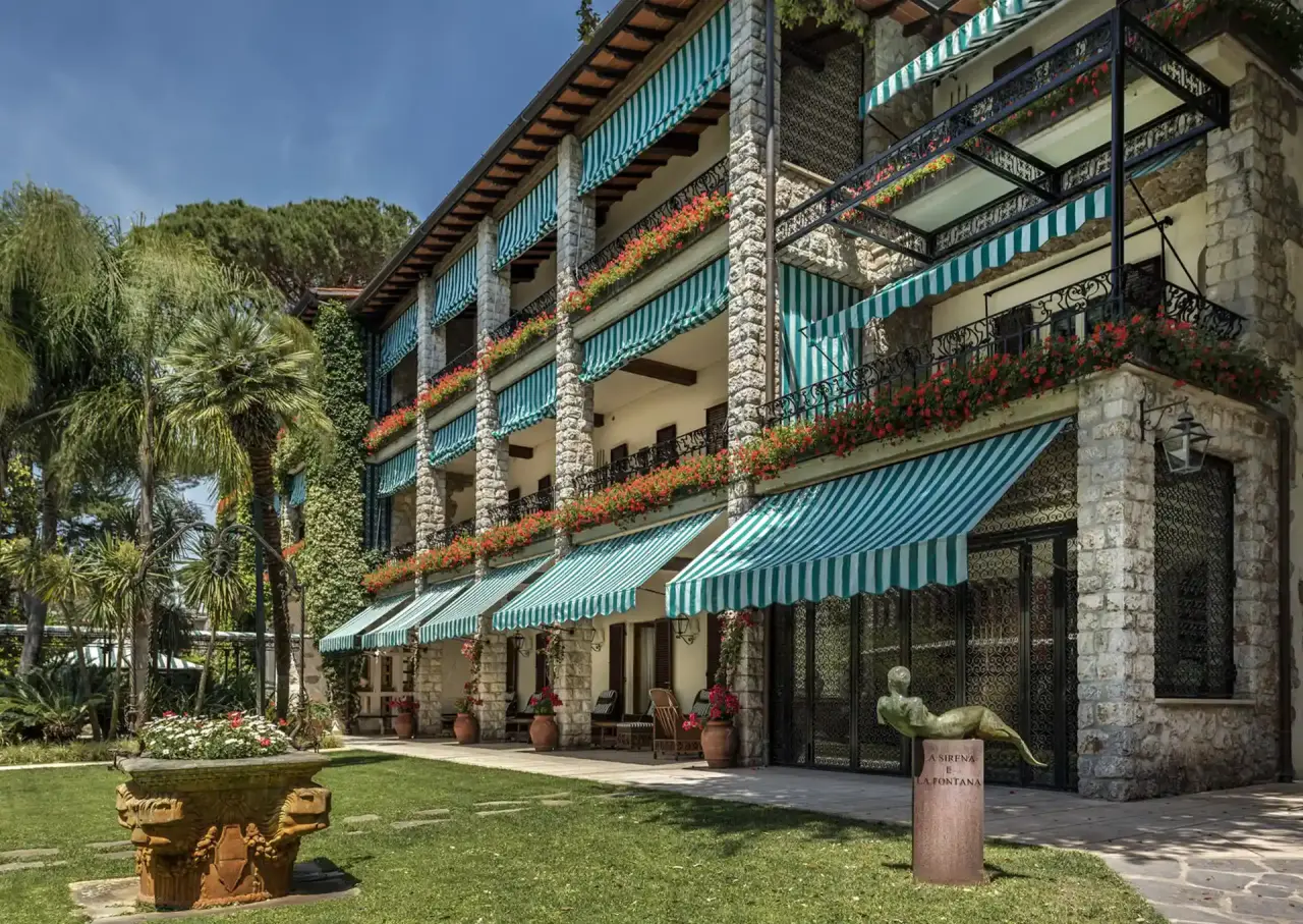Augustus Hotel & Resort in Forte dei Marmi – Elegante Hotelfassade mit grünen Markisen | Wellnesshotel Toskana