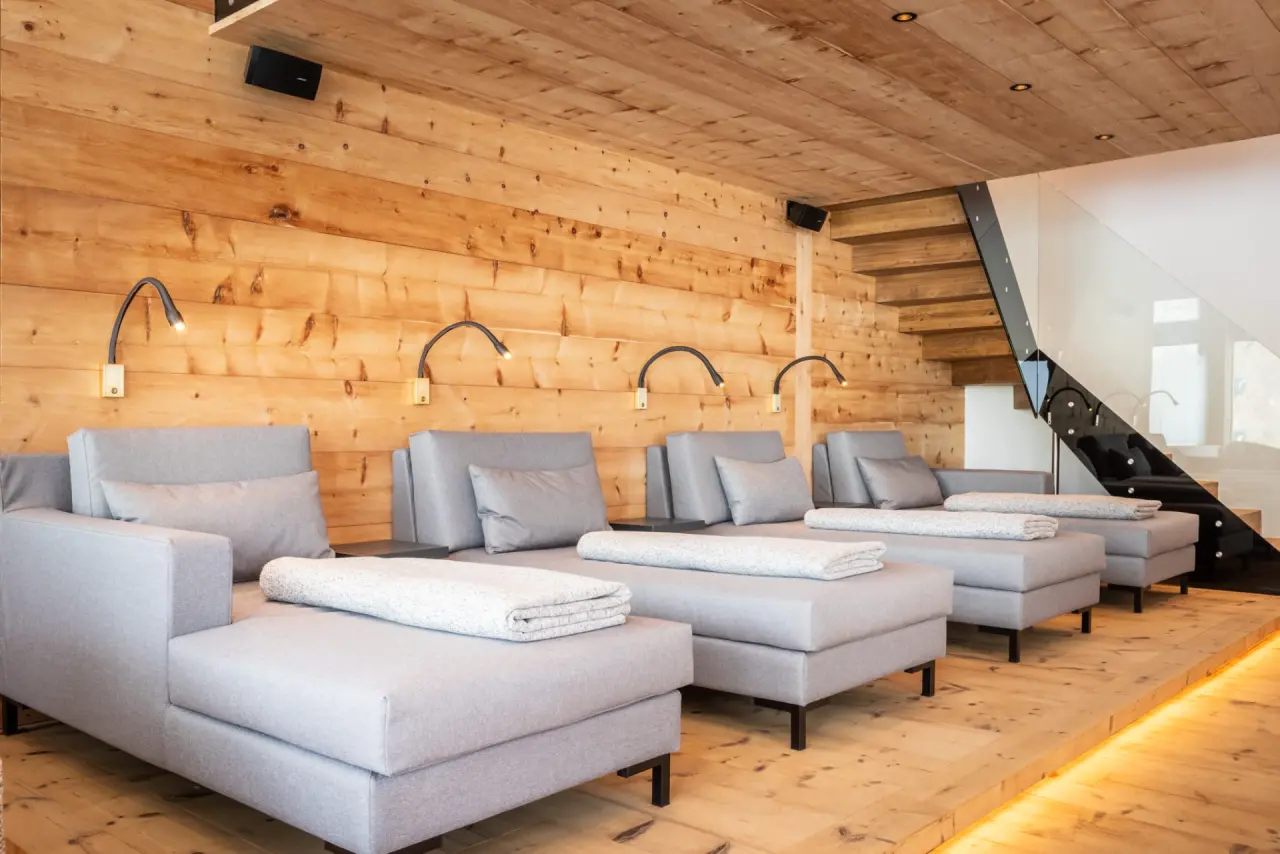 Hotel Gaspingerhof ****Superior in Gerlos – Moderner Ruheraum mit Holzverkleidung | Wellnesshotel Zillertal