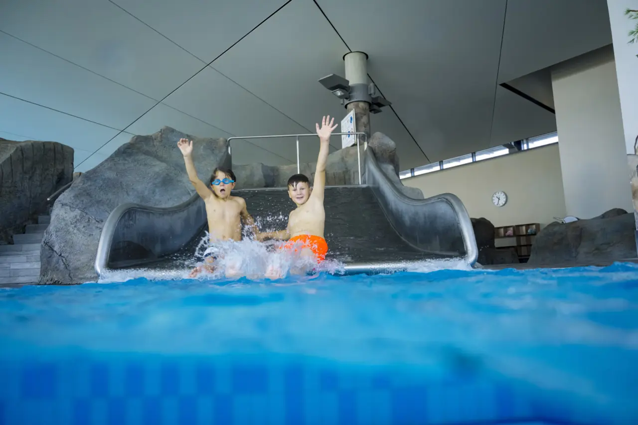 Ostseehotel Midgard in Damp – Kinder haben Spaß auf der Wasserrutsche im Pool | Wellnesshotel Ostseeküste
