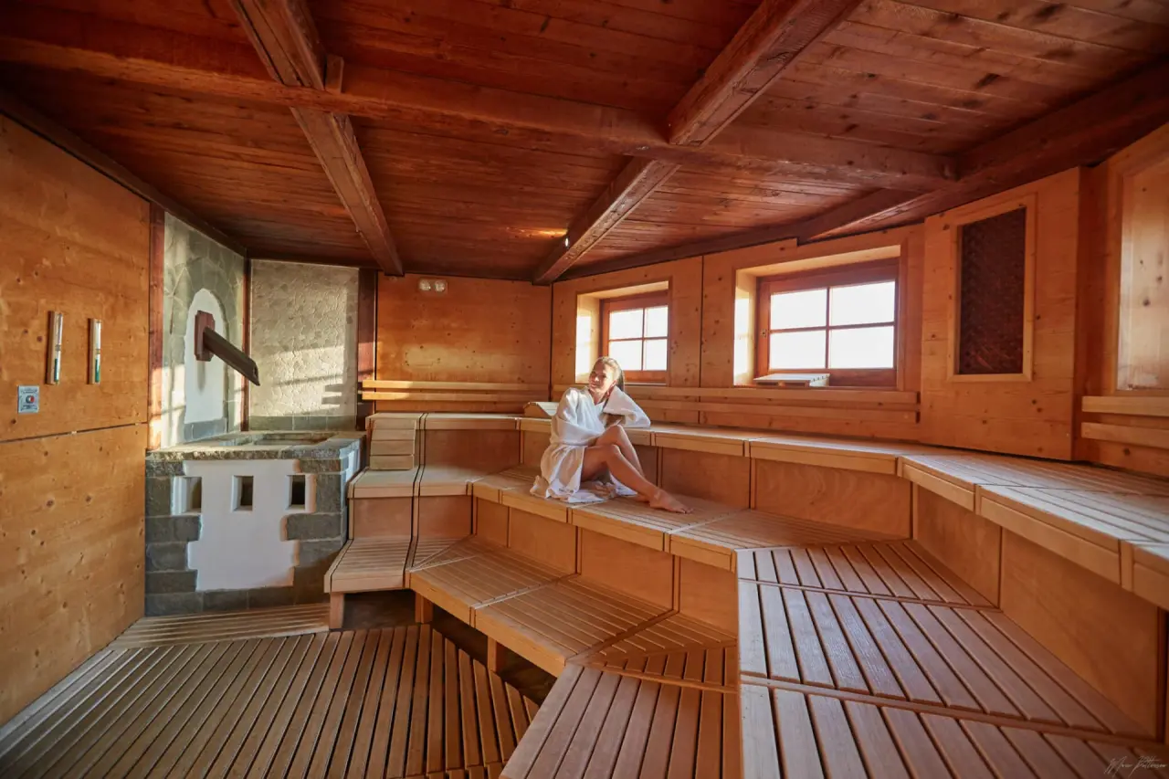 Ostseehotel Midgard in Damp – Traditionelle Holzsauna mit entspannter Dame | Wellnesshotel Ostseeküste