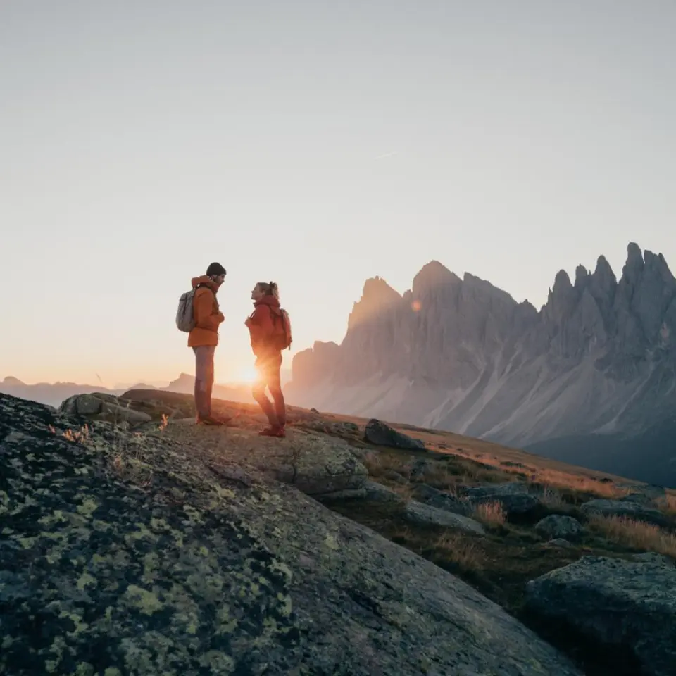 Naturhotel Lüsnerhof in Ehrenburg – Paar beim Wandern in den Dolomiten bei Sonnenuntergang | Wellnesshotel Südtirol
