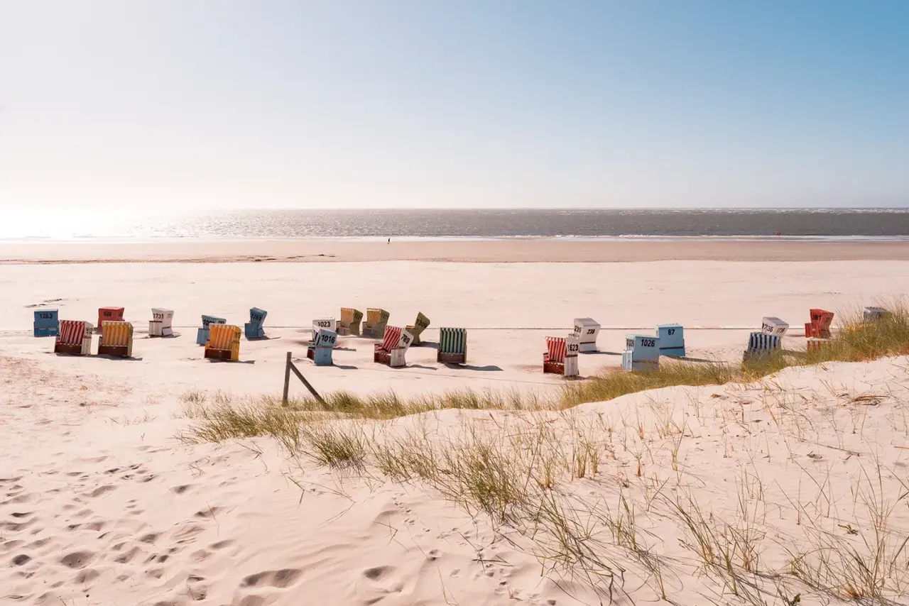 Logierhus Langeoog in Langeoog – Strand mit bunten Strandkörben und Nordsee | Wellnesshotel Ostfriesland