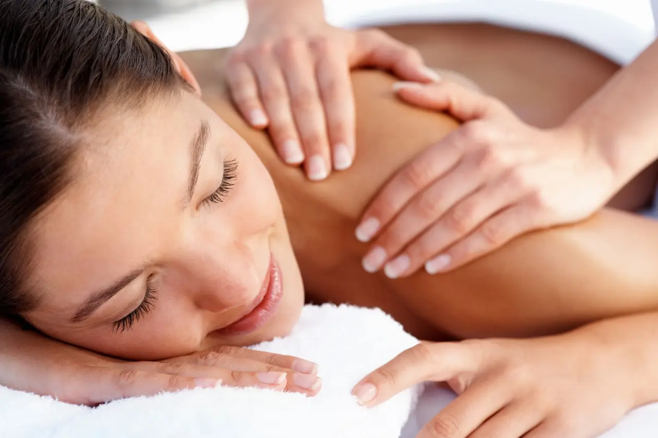 Spa Hotel delle Rose in Monticelli Terme – Frau genießt entspannende Rückenmassage | Wellnesshotel Emilia-Romagna
