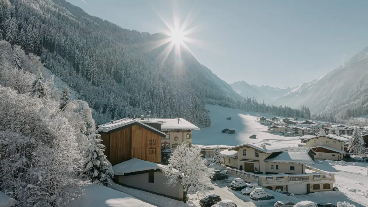 Vitalhotel Edelweiss in Neustift im Stubaital – Winterlandschaft mit verschneitem Dorf und Bergen | Wellnesshotel Stubaital